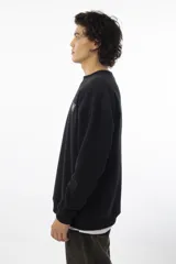 Buzo negro de corte oversize con logo bordado en el pecho.