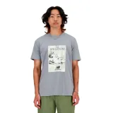 Remera New Balance de corte relajado, color gris, con mangas cortas y estampa frontal fotográfica en blanco y negro con la inscripción "The System" y el logo de la marca.