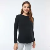 Camiseta negra de manga larga con cuello redondo.