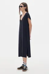 Vestido midi rojo de corte amplio con escote en V y mangas cortas. Presenta tajos laterales.