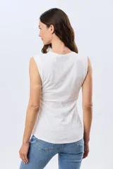 Musculosa de algodón color beige, de corte clásico con cuello redondo y diseño liso.