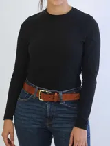 Camiseta negra de manga larga y cuello redondo, corte ajustado al cuerpo.