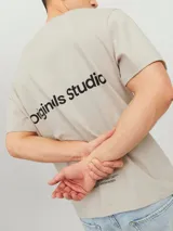 Camiseta de manga corta y cuello redondo con calce relajado. Presenta un diseño minimalista con un pequeño estampado tipográfico en el pecho.