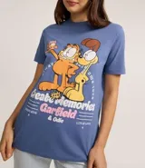 Remera azul con estampado de Garfield y Odie.