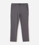 Pantalón slim de sarga color gris, con cintura con pasacintos, cierre de botón y cremallera, bolsillos laterales y bolsillos traseros embutidos.