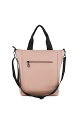 Bolso tipo shopper de color camel, con asas de mano negras y correa ajustable para llevar al hombro. Presenta un bolsillo frontal superpuesto de color negro con cierre y la palabra "TRENDY" grabada.