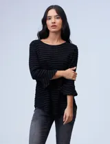 Blusa negra texturada de poliéster y elastano, con mangas 3/4 acampanadas y cuello redondo.