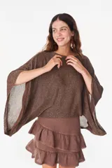 Minifalda amarilla confeccionada en lino italiano, de corte en A, con diseño de doble volado escalonado y detalles de terminación con bordado calado.