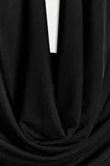 Body negro de cuello halter con detalle de pieza metálica y aplicación joya. Escote pico pronunciado y tejido drapeado. Cierre en bajo con botones a presión.