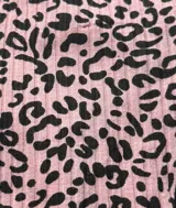 Bombacha colaless de algodón con estampado animal print en tonos rosado y negro, confeccionada en tela suave y adaptable.
