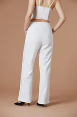 Pantalon de vestir color tostado, de corte recto y tiro alto, con cierre frontal y bolsillos laterales.