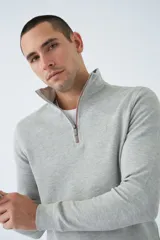 Buzo de hombre color gris claro, de tejido texturizado, con cuello alto y medio cierre frontal con cremallera.