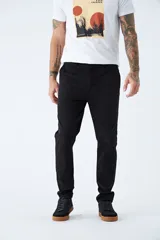 Pantalón chino de gabardina color negro, de corte regular, con logo bordado.