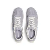 Championes Merrell modelo Relay de perfil bajo, en color lila. Presentan un diseño con paneles de ante y malla, cierre de cordones y suela de goma con detalle de logo en el lateral.