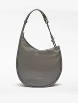 Bolso tipo hobo de Adolfo Dominguez con diseño de media luna y textura craquelada brillante. Cuenta con un asa tubular de hombro con detalle de pieza metálica, cierre de clip magnético y bolsillo interior con cremallera.