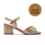 Sandalia de cuero negra con taco bloque y pulsera al tobillo con hebilla dorada.