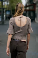 Jersey de punto de cuello redondo y manga por debajo del codo, con detalle de espalda descubierta y lazo de ajuste.