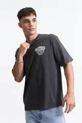 Remera blanca de algodón, corte oversize, manga corta y cuello redondo.