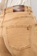 Jean wide leg de tiro alto y corte amplio, color camel, confeccionado en denim con efecto desgastado.