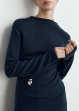 Jersey de punto azul marino, de manga larga y cuello barco.
