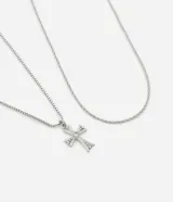 Kit de dos collares plateados de metal, compuesto por un modelo de cadena fina y otro con dije de cruz con incrustaciones de pedrería.