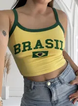 Crop top amarillo con ribetes verdes, tirantes finos y estampado frontal con la palabra "Brasil" y la bandera del país.