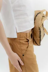 Musculosa blanca de lino con escote en V y corte crop.