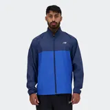 Campera deportiva New Balance con cierre frontal y cuello alto. Diseño bicolor con la parte superior y mangas en azul marino oscuro y la parte inferior en azul eléctrico. Presenta el logo NB en el pecho.