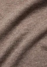 Pantalón de punto color marrón, de corte recto y tiro medio, con cintura elástica sin cierre.