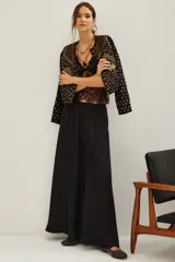 Pantalon amplio de corte fluido, confeccionado en viscosa y modal, con cintura elastizada y detalle de lentejuelas en la botamanga.