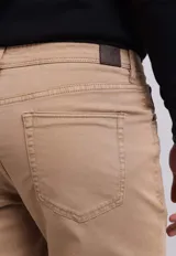 Pantalón negro de corte recto, estilo jeans de cinco bolsillos, confeccionado en algodón y elastano.