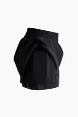 Short deportivo de doble capa negro, con cintura elástica fruncida y calza interior con bolsillo portacelular.