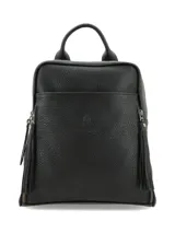 Mochila Hush Puppies de cuero negro, con asa superior y bolsillos laterales con cierres decorados con tiras de flecos. Presenta relieve de la marca en la parte frontal.