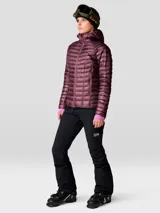 Campera puffer ultraligera de Mountain Hardwear, con diseño acolchado, cierre frontal completo, capucha integrada y bolsillos laterales con cierre. Confeccionada con tejido ripstop reciclado y aislamiento de plumón de alta calidad.