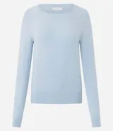 Suéter de punto color marrón chocolate, con cuello redondo y mangas largas con puños acanalados. Presenta un diseño básico y versátil de corte recto.