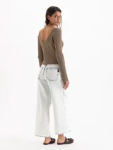 Jeans wide leg cropped de denim color blanco suave con efecto de lavado ácido (bleach wash). Presenta tiro medio y diseño de pernera ancha.
