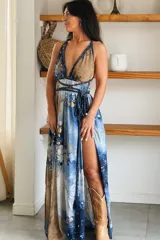 Vestido largo de seda con estampado abstracto en tonos marrones, beige y destellos dorados, con escote en V profundo, tirantes de cuerda anudados al cuello y la cintura, y tajo lateral en la falda.