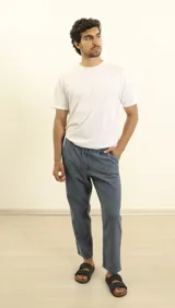 Pantalon de corte relaxed fit, confeccionado en una mezcla de lino y algodón. Presenta cintura elástica con cordón ajustable, bolsillos frontales y bolsillos traseros.