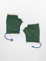 Campera verde con cuello de piel sintética blanca, cierre de botones a presión, bolsillos frontales y elástico en el dobladillo inferior. El forro interior es de algodón estampado.