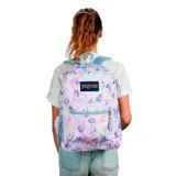 Mochila Jansport modelo Cross Town con estampado floral en tonos rosados, celestes y morados. Cuenta con un compartimento principal amplio, un bolsillo frontal con cierre y organizador interno, bolsillo lateral de red para botella, panel trasero acolchado y correas ajustables. Incorpora la etiqueta clásica de la marca en el frente.