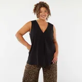 Blusa negra sin mangas con escote en V cruzado.