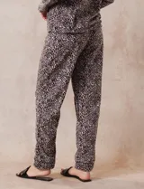 Conjunto de pijama animal print, marca René Rofé. Conjunto de camisón y pantalón. Camisón con solapa, bolsillo y mangas largas. Pantalón con cintura elastizada y lazo de ajuste.