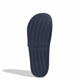 Sandalias unisex Adidas Adilette Shower con tira ajustable de velcro, color azul marino con las icónicas tres tiras blancas y logo de la marca en el lateral.