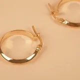 Aros tipo argolla de diseño bombé, confeccionados en oro 9k con acabado pulido brillante.