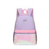 Mochila lila con estampado de manchas y bolsillo frontal con lentejuelas iridiscentes.