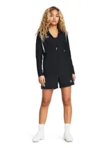 Short deportivo Under Armour de mujer, modelo Challenger Knit, de color negro con paneles laterales de malla en color lila. Confeccionado en tejido de punto suave, ligero y de secado rápido, cuenta con cintura elástica.