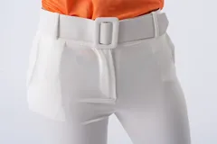 Pantalón de corte recto y tiro medio, color blanco, con cintura ajustable mediante cinturón integrado con hebilla del mismo tono. Presenta un diseño minimalista con dobladillo en los tobillos.
