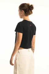 Bermuda color crema de corte recto y largo a la rodilla.