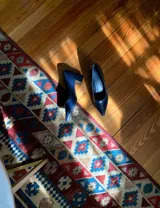 Zapato de tacón cuadrado color azul marino con textura y grabado efecto cocodrilo, punta fina y diseño clásico.