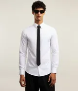 Corbata masculina modelo slim, confeccionada en tejido de satén liso de acabado satinado.